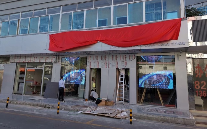 櫥窗屏（晴川無人店02）.jpg